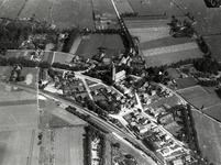 95112 Luchtfoto van de dorpskom van Soest met omgeving uit het zuidwesten; met in het midden de Nederlands-hervormde ...
